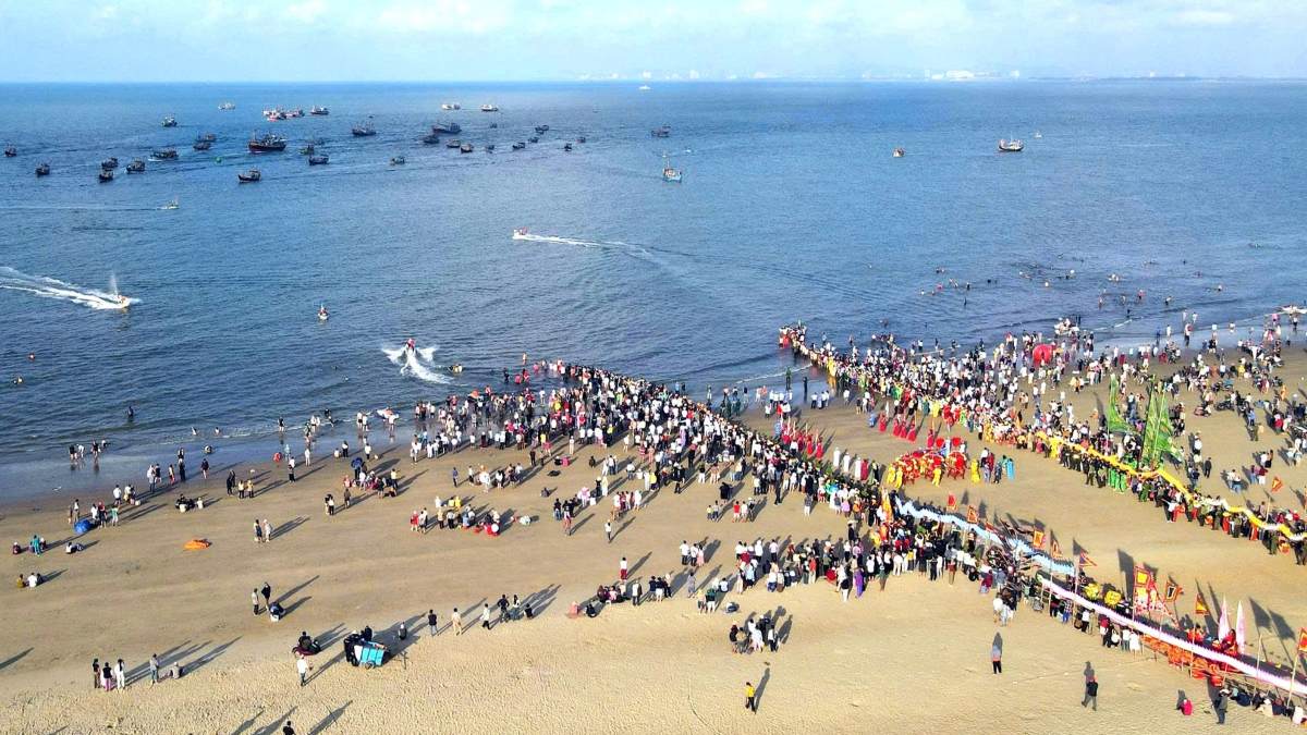A large number of people gathered in the beach area and in front of the Dinh Co cultural and historical relic site to participate in the ceremony. Photo: UBLH