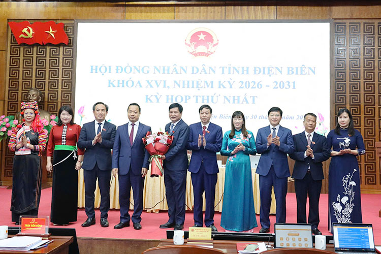 Leaders of Dien Bien province present flowers to congratulate comrades elected to key positions of the 16th Provincial People's Council. Photo: Lan Phuong