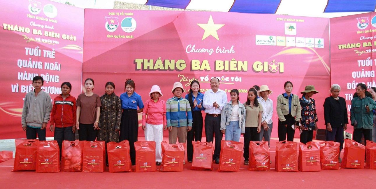 Trao các phần quà an sinh cho hộ nghèo trên địa bàn xã xã Mô Rai. Ảnh: Tỉnh đoàn Quảng Ngãi