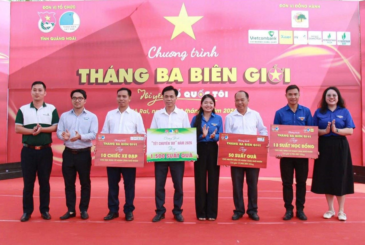 후원 기관들이 꽝응아이성 청년 연맹이 모라이사 레 마을에서 주최한 "국경 3월" 프로그램에서 선물 상징판을 전달하고 있습니다. 사진: 꽝응아이성 청년 연맹