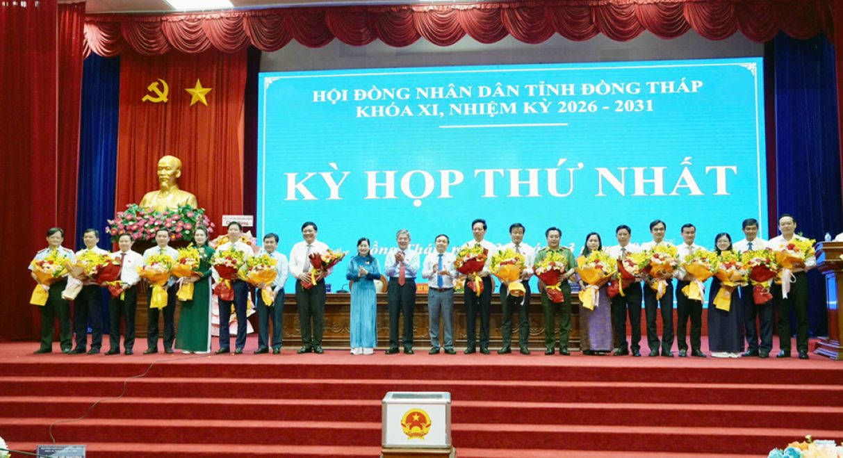 Thường trực Tỉnh ủy chúc mừng Chủ tịch, các phó Chủ tịch và các thành viên UBND tỉnh Đồng Tháp. Ảnh: Việt Tiến