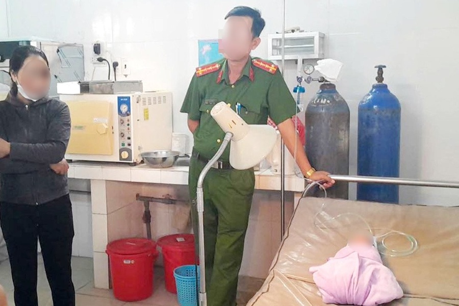 버려진 갓난아기는 롱하이 면 보건소로 옮겨졌습니다. 사진: UBLH