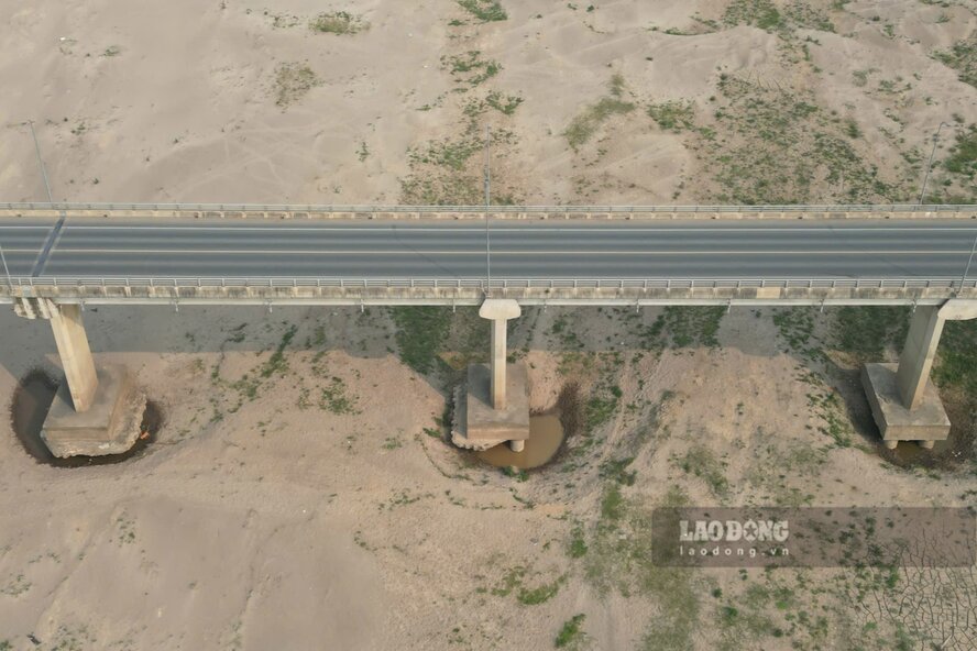 The water level of the Red River is low, many areas have dried up for a long time, and the pile foundation under the foot of many pillars of Van Lang bridge can be clearly seen. Photo: To Cong
