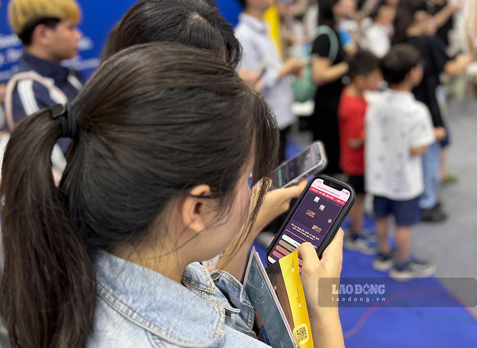 子供たちが仮想世界にますます深入りするにつれて、デジタル時代の家庭の空白はますます明確になります。写真:イー・イエン