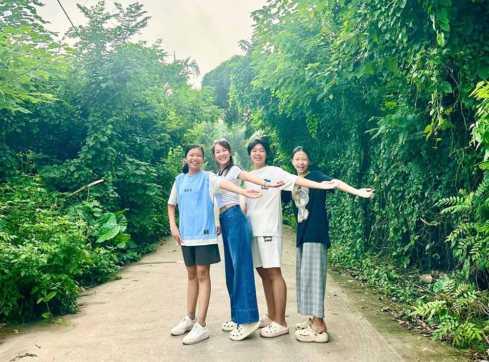 Chị Thanh Hương (thứ hai, trái qua) thường dành thời gian tâm sự, đồng hành cùng con gái lớn (ngoài cùng, phải), đưa con đi chơi cùng bạn bè. Ảnh do nhân vật cung cấp