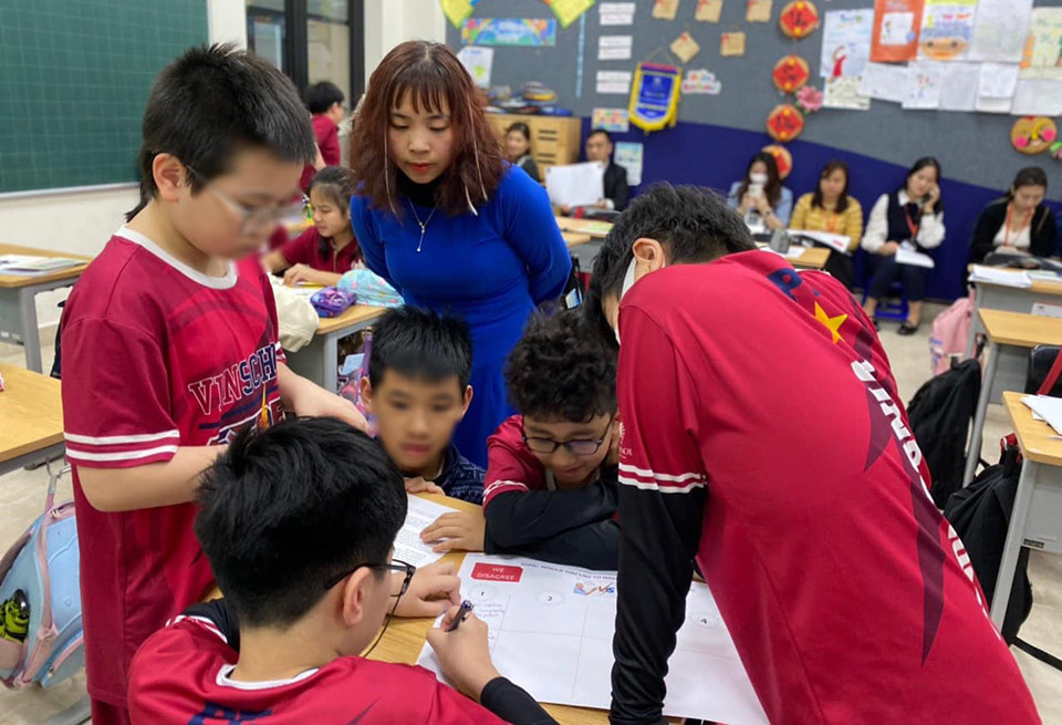 Cô Nguyễn Thúy Dung tổ chức trò chơi tương tác cho các con trong một giờ học có sự góp mặt của phụ huynh. Ảnh do nhân vật cung cấp