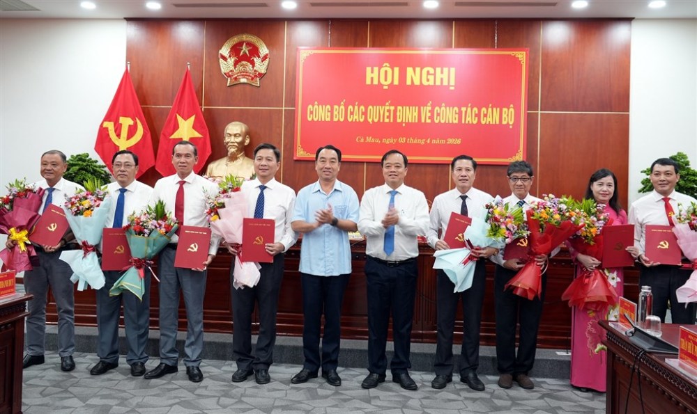 Standing Deputy Secretary of the Ca Mau Provincial Party Committee Huynh Quoc Viet (5th from right) and Chairman of the Provincial People's Committee Lu Quang Ngoi present Decisions to personnel who are transferred, assigned, and appointed to new tasks. Photo: camau. gov. vn