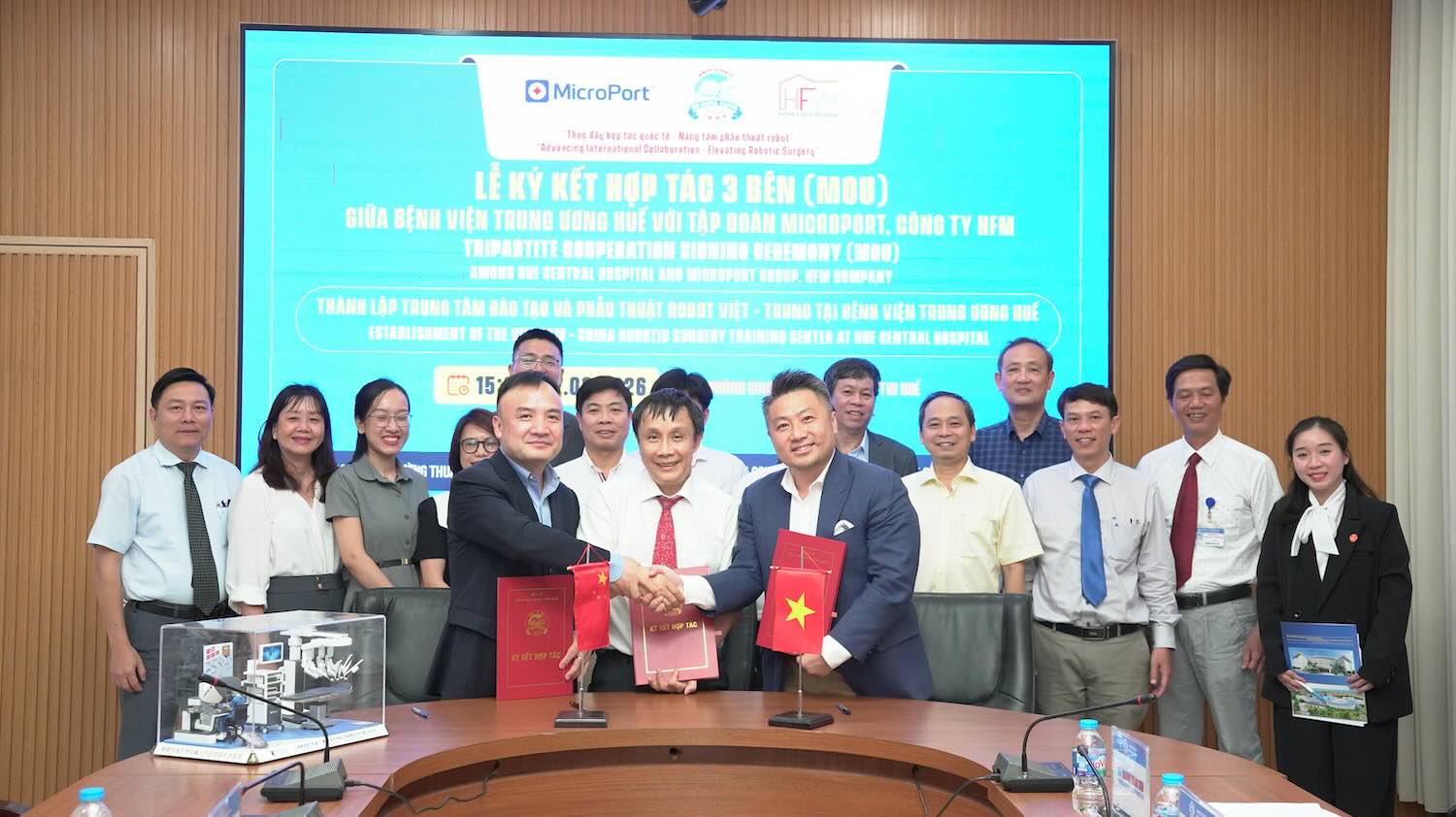 후에 중앙 병원, 로봇 수술 훈련 센터 설립 협력 양해각서 체결. 사진: 떤.
