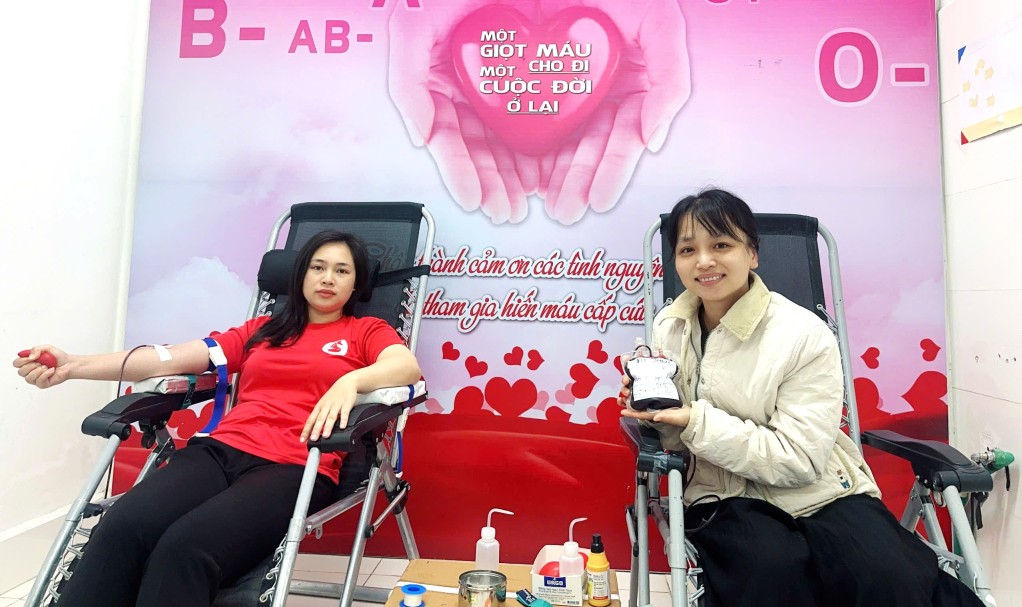 Chị Bùi Thị Ngọc Diệp và chị Trần Thị Tuyết Ánh truyền 2 đơn vị máu cứu sản phụ nguy kịch. Ảnh: Bệnh viện cung cấp