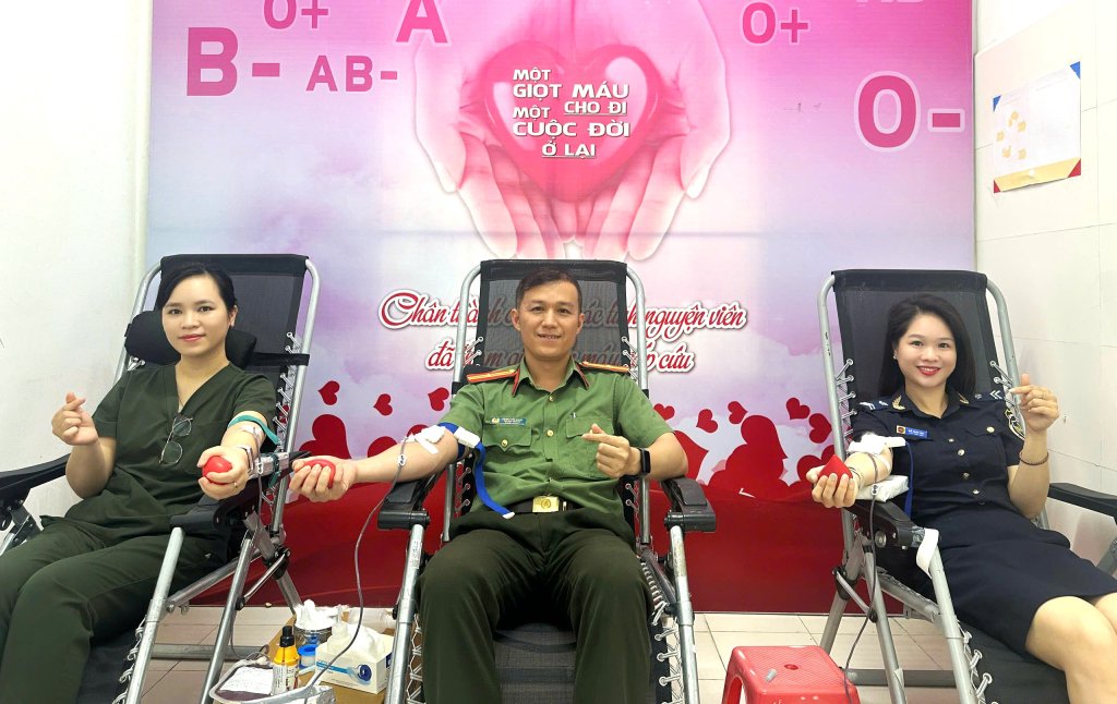 3 officials donate blood for emergency treatment for pediatric patients. Photo: Hospital provided