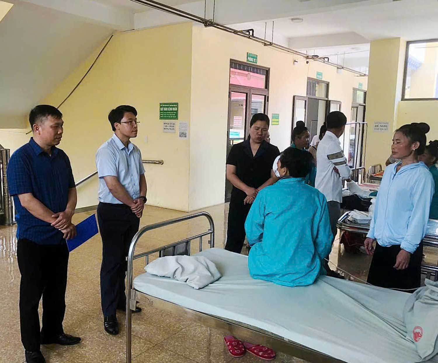 Lãnh đạo phường Nghĩa Lộ kịp thời đến động viên thăm hỏi.