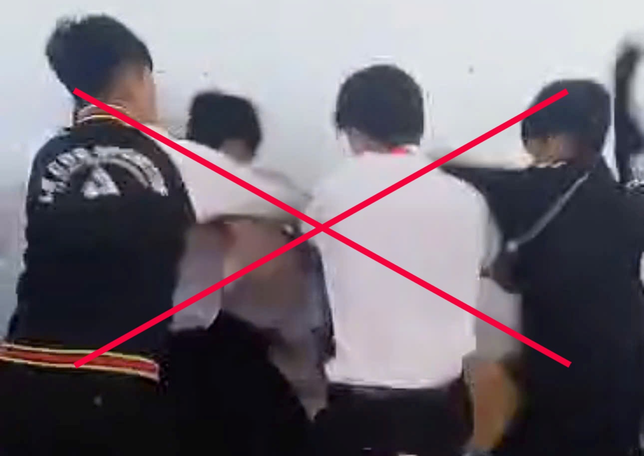 Clip of a school violence incident, a group of male students beating a friend Photo: Pham Duy