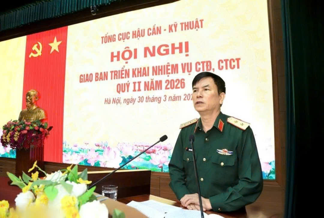Lieutenant General Do Van Thien - Secretary of the Party Committee, Political Commissar of the General Department of Logistics and Technology requested agencies to review personnel records requesting the conferment and promotion of military ranks of officers and salary increases for cadres in 2026. Photo: Ministry of National Defense