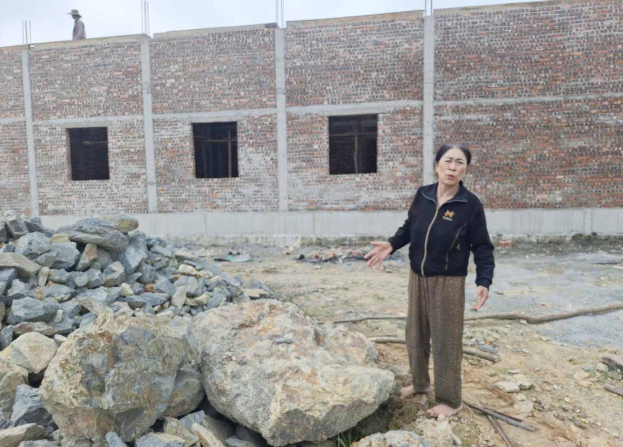 Sau phản ánh của người dân về đá tảng lẫn trong mặt bằng Khu tái định cư Trường Sơn, hiện nhà thầu đang phối hợp khắc phục. Ảnh: Trần Tuấn