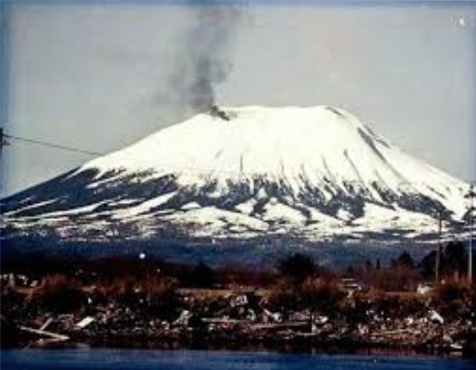 Hình ảnh ngọn núi Mount Edgecumbe bốc cháy. Ảnh: Forbes