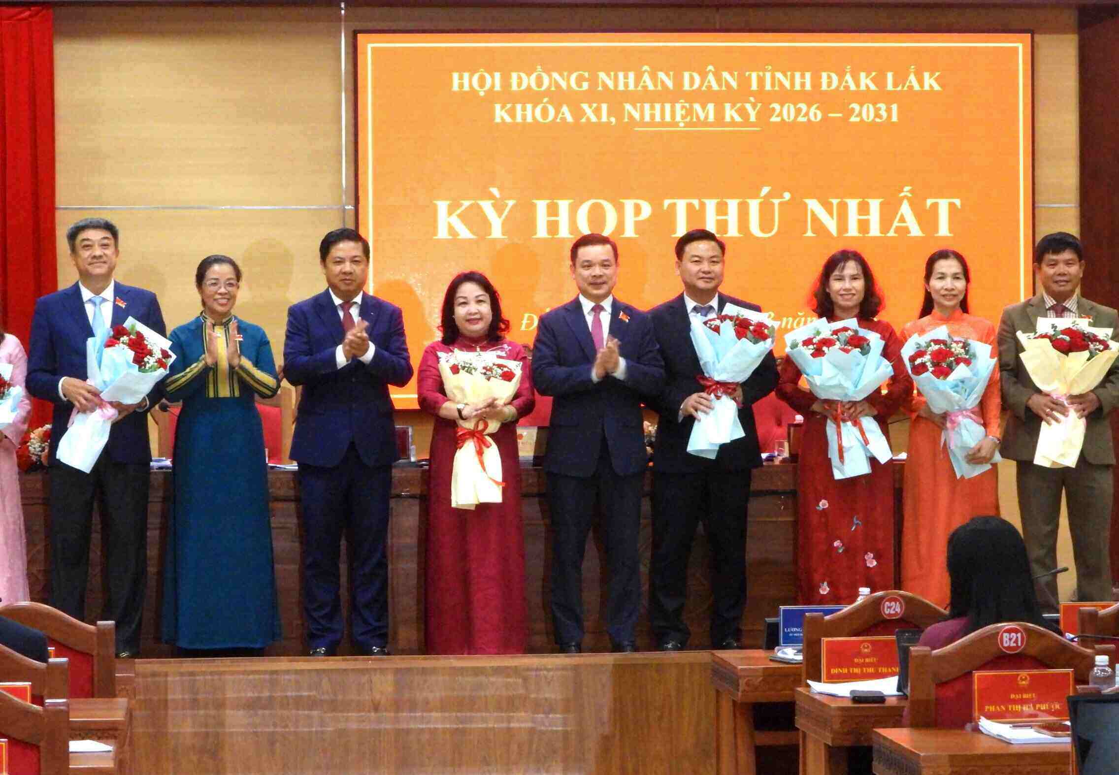Leaders of Dak Lak Provincial Party Committee present flowers to congratulate key personnel of the Provincial People's Council for the new term. Photo: Bao Trung