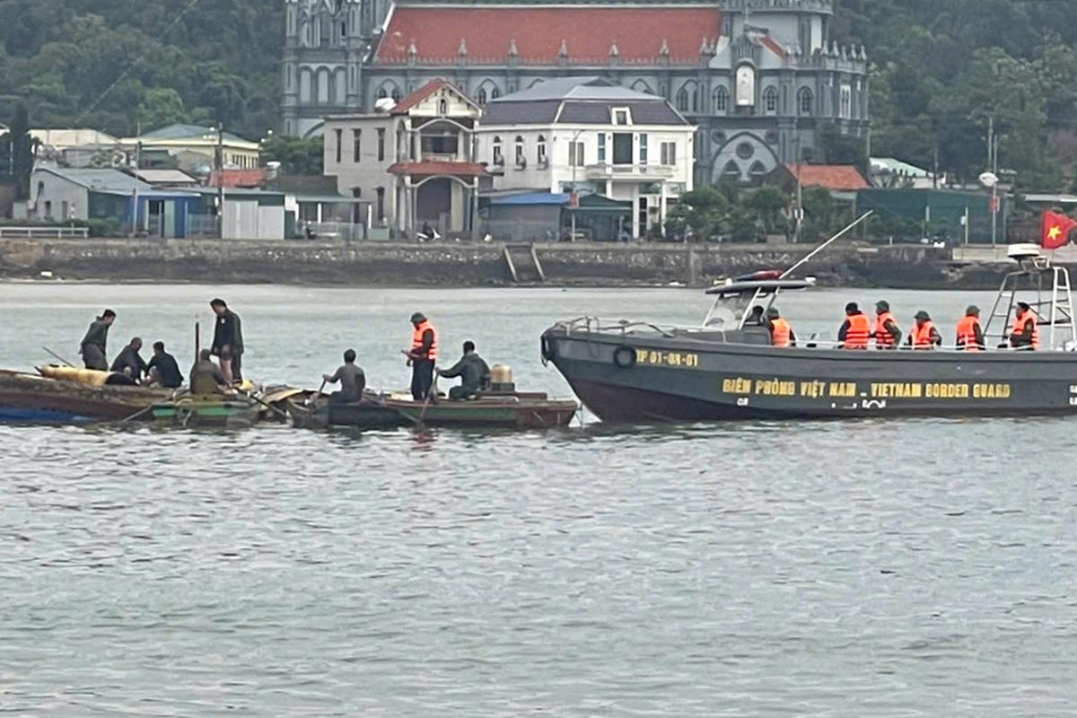 Các lực lượng chức năng tổ chức tìm kiếm thi thể hai nạn nhân bị lật thuyền mảng do giông lốc. Ảnh: Diệu Hoàng