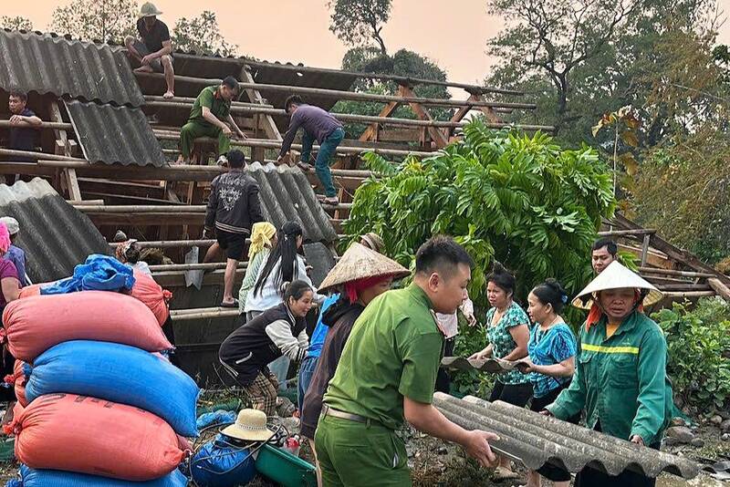 Các lực lượng giúp đỡ hộ dân bản Lừm Thượng, xã Pắc Ngà, tỉnh Sơn La khắc phục hậu quả dông, lốc. Ảnh: UBND xã Pắc Ngà