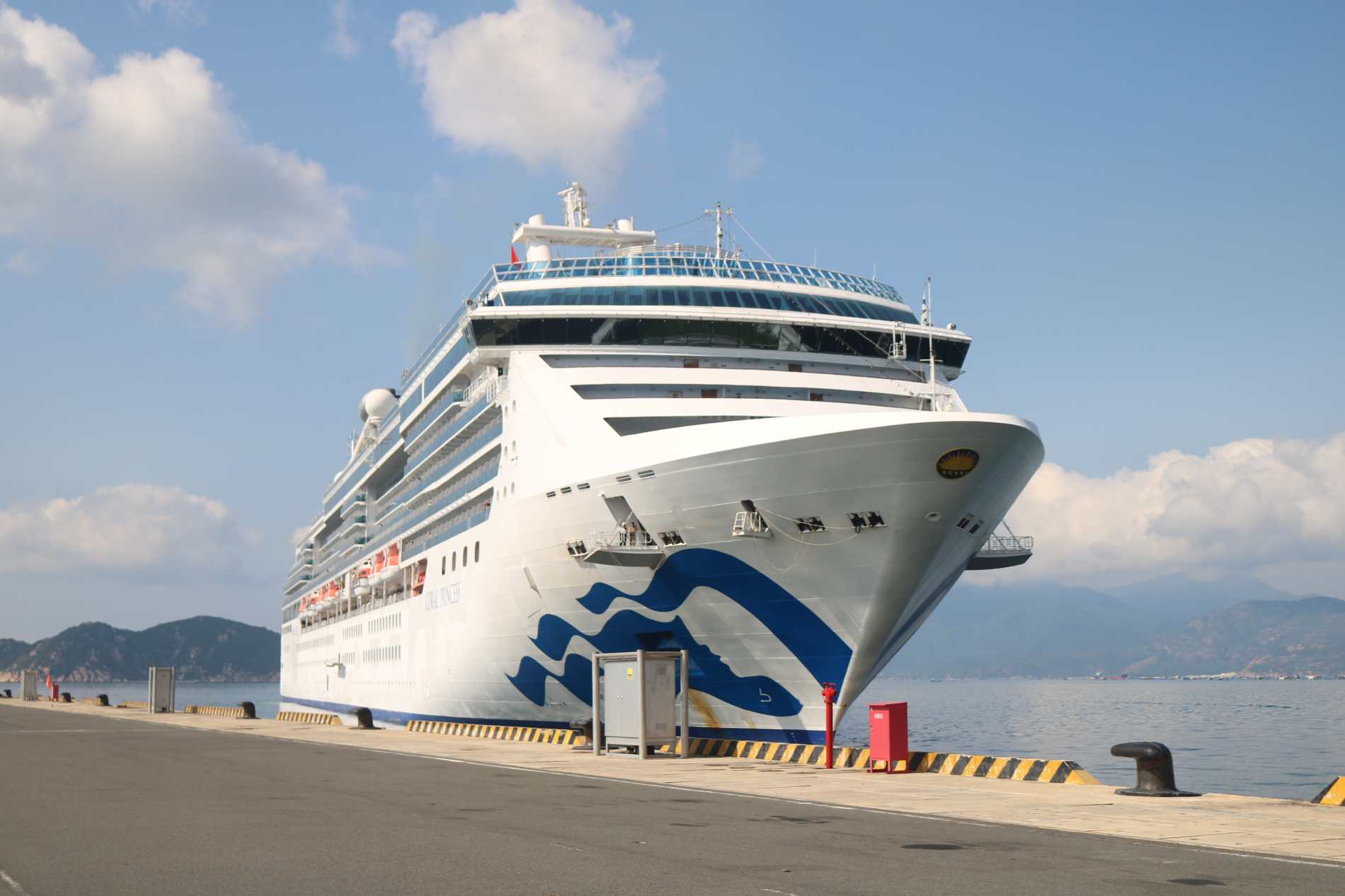 Khánh Hòa chào đón chuyến tàu biển quốc tế mang tên Ms Coral Princess với 1.800 du khách. Ảnh: Nguyễn Phát