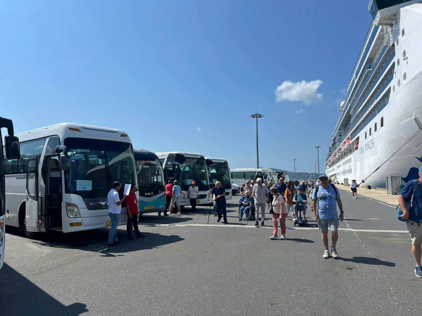 Khanh Hoa tourism industry continues to welcome thousands of cruise tourists ashore to visit and experience. Photo: Phuong Linh