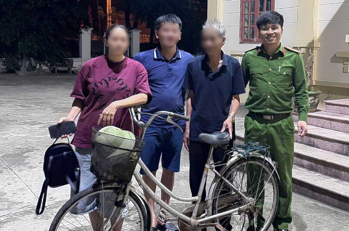 Yen Son Ward Police promptly supported the lost old man to return to his family. Photo: Ninh Binh Provincial Police