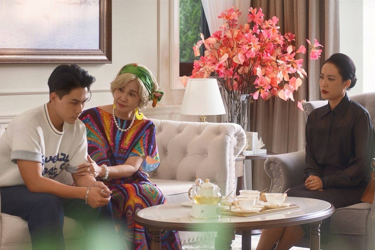 Tình tiết mới trong phim Vì mẹ anh phán chia tay. Ảnh: VieON.
