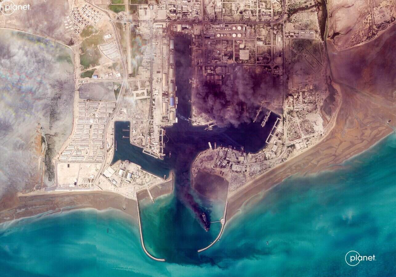 Satellite image of Planet Labs on March 2 recorded the developments of the explosion at Bandar Abbas port along the Strait of Hormuz. Photo: AFP