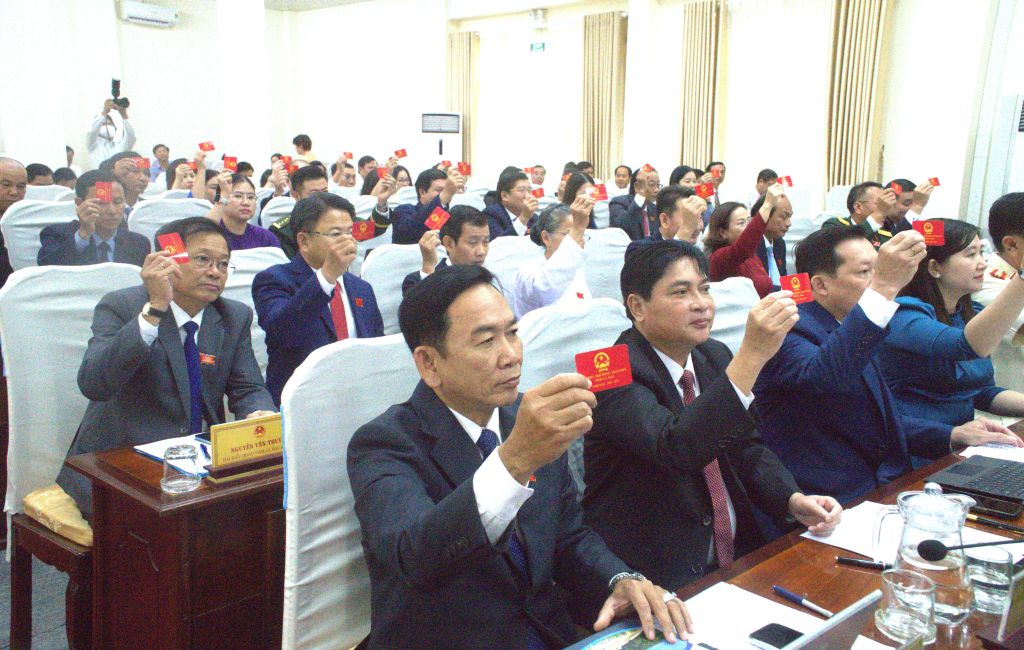 Đại biểu HĐND tham dự kỳ họp biểu quyết thông qua Tờ trình giới thiệu Chủ tịch UBND tỉnh Cà Mau. Ảnh: Nhật Hồ.