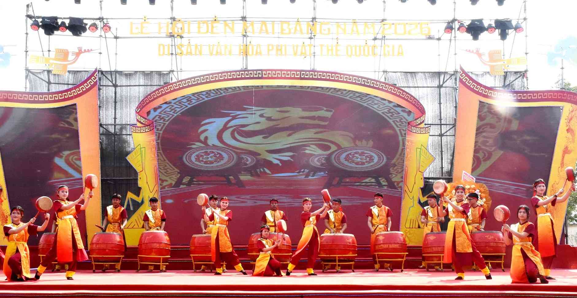 Màn trống hội tưng bừng trong ngày khai mạc Lễ hội Đền Mai Bảng. Ảnh: Mai Ngân