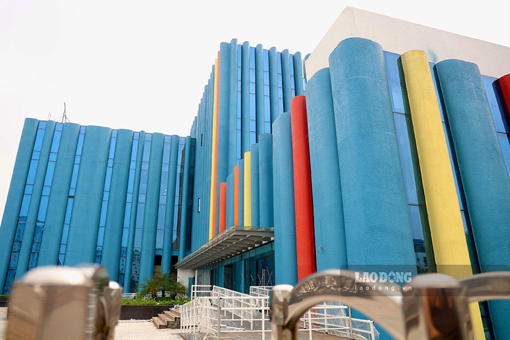 Công trình nổi bật với các dải màu rực rỡ chạy dọc thân nhà màu xanh, tạo hiệu ứng thị giác ấn tượng. Ảnh: Dương Anh