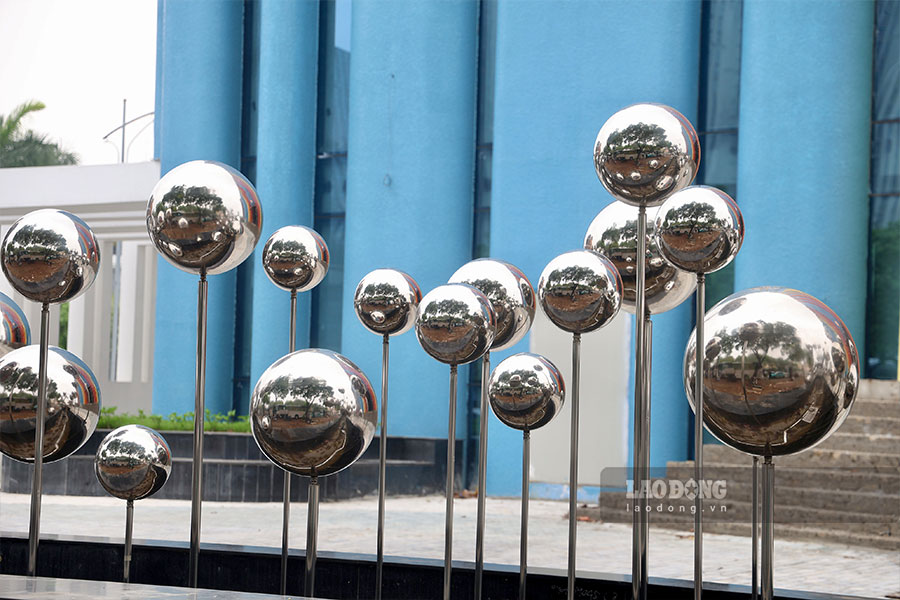 Khu vực đài phun nước phía ngoài nhà hát được thiết kế với hàng chục quả cầu pha lê trong suốt làm điểm nhấn kiến trúc độc đáo. Ảnh: Dương Anh