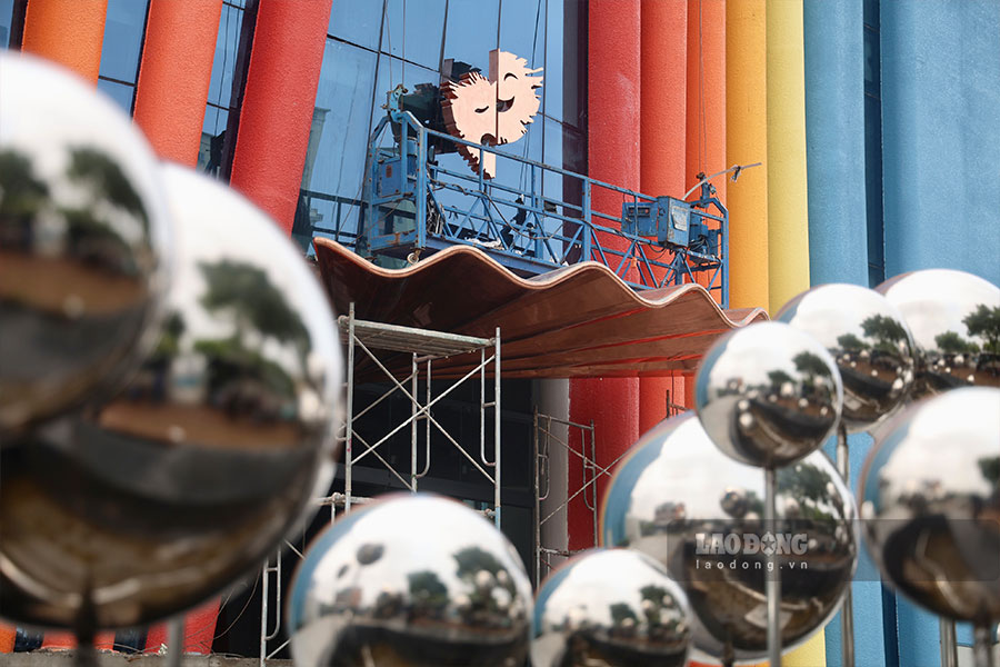 Logo đặc trưng của nhà hát Tuổi trẻ được đặt tại khu vực cửa ra vào, nơi cũng đang được hoàn tất các hạng mục thi công cuối cùng. Ảnh: Dương Anh