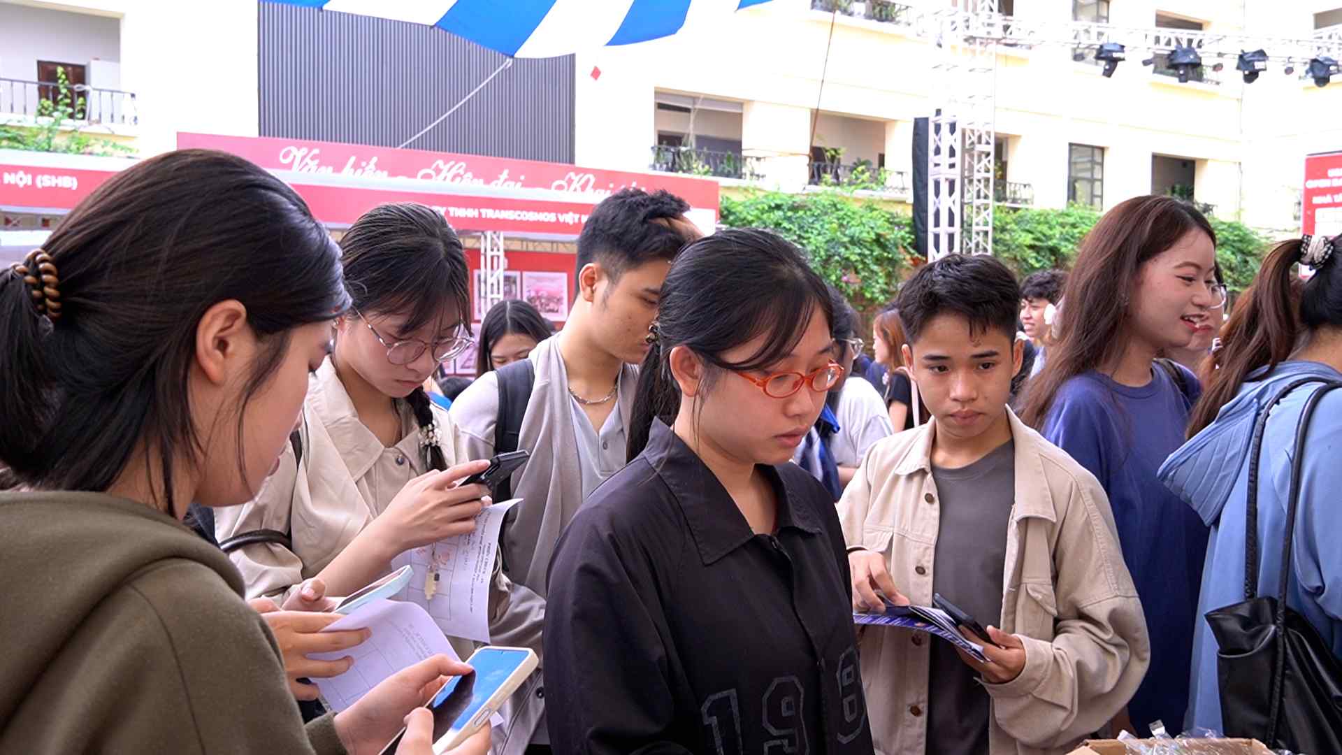 Thị trường việc làm ngày càng đòi hỏi cao ở sinh viên, lao động trẻ. Ảnh: Phương Anh