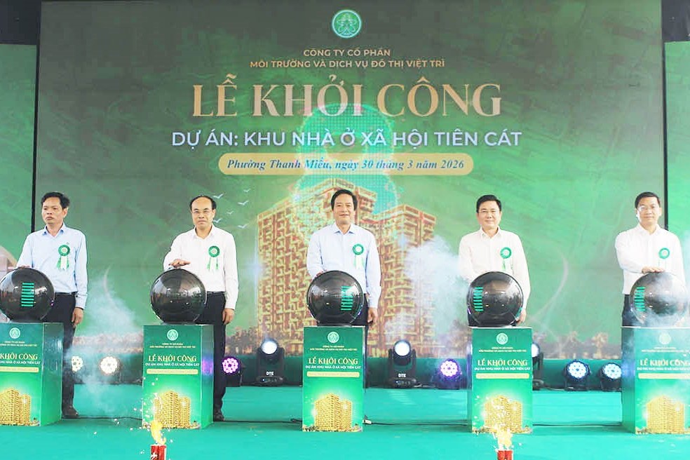 Delegates perform the ceremony of pressing the button to start the Tien Cat social housing project. Photo: Thanh Hoa