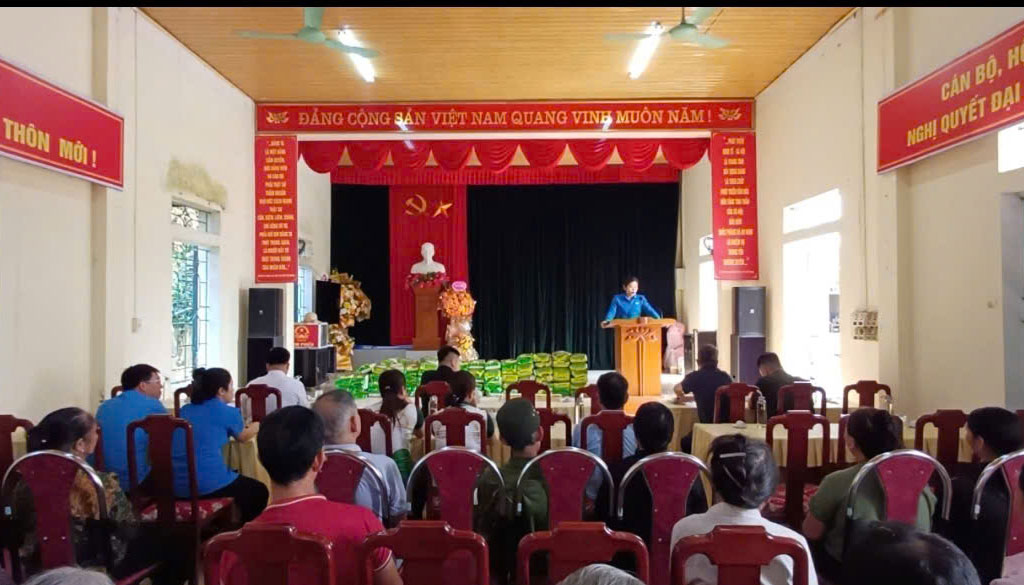 Chương trình trao quà hỗ trợ các hộ dân bị thiệt hại do trận dông lốc