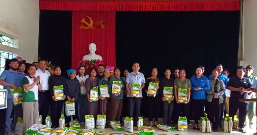 Công đoàn Nghĩa Lộ sẻ chia cùng vùng lốc xoáy Thượng Bằng La