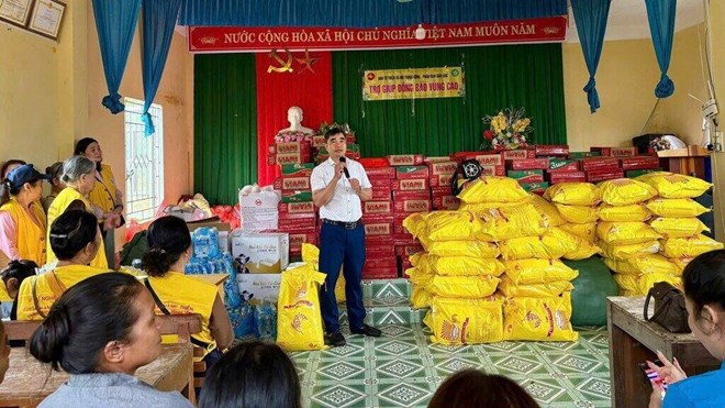 Trao 200 suất quà hỗ trợ người dân bị thiệt hại do giông lốc tại Thượng Bằng La ngày 27.3. Ảnh: Bảo Nguyên