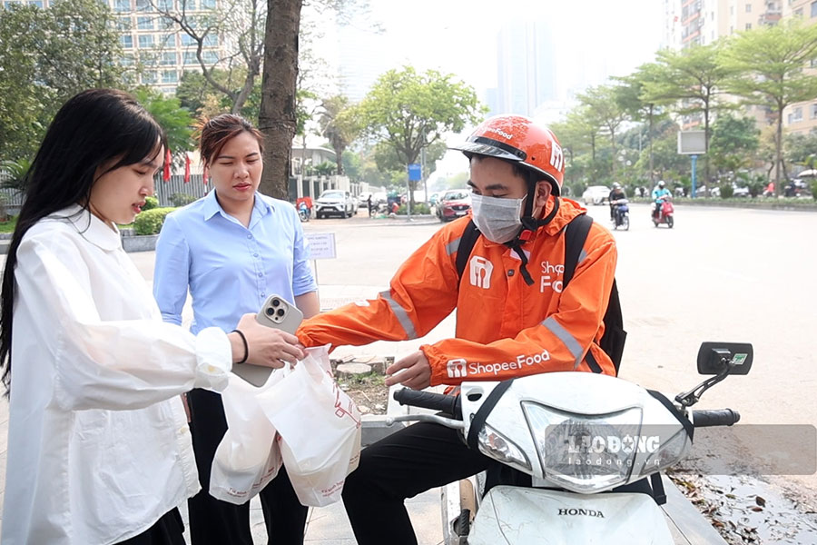 Tài xế công nghệ này cho biết, anh chỉ chạy giao hàng thời điểm này. Thời gian tới anh sẽ tìm công việc khác khi thời tiết vào mùa gay gắt hơn. Ảnh: Dương Anh