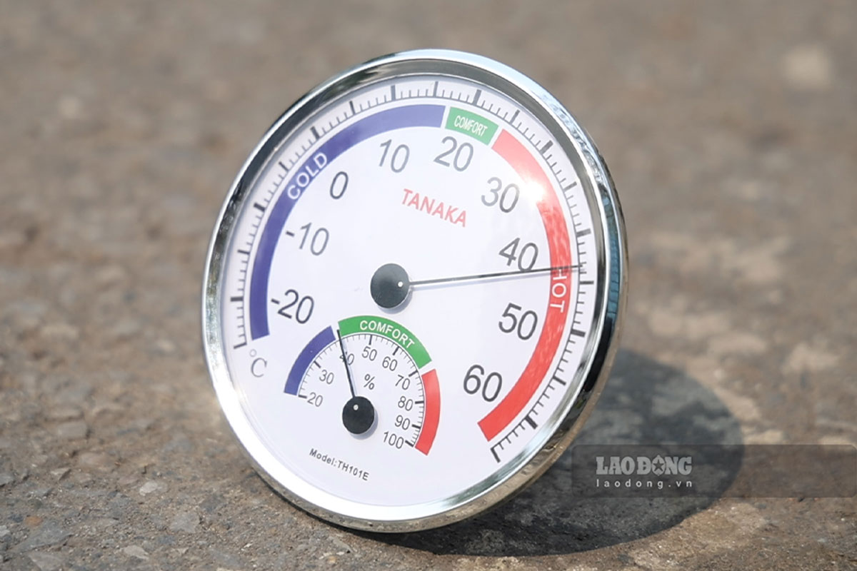 Theo ghi nhận lúc 14h ngày 30.3, nhiệt độ mặt đường lên tới hơn 40 độ C. Ảnh: Dương Anh