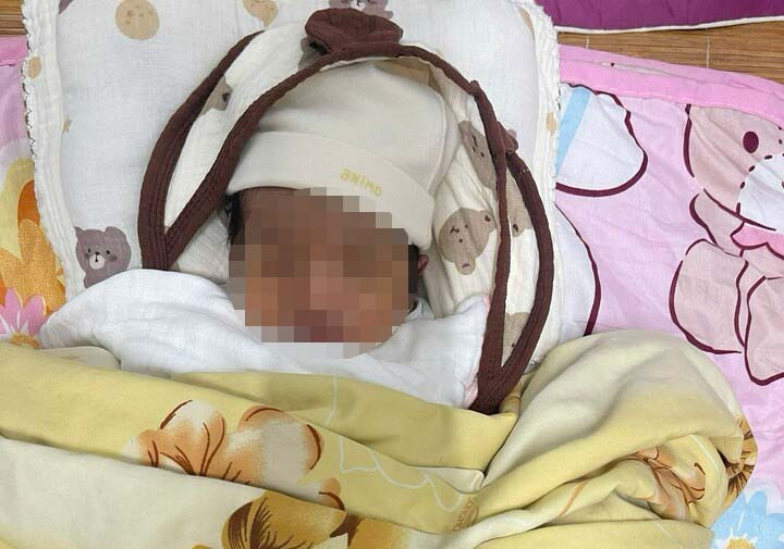 7-day-old baby boy abandoned in front of a house in Trai Thap village, Deo Gia commune. Photo: Deo Gia Commune Police, Bac Ninh province