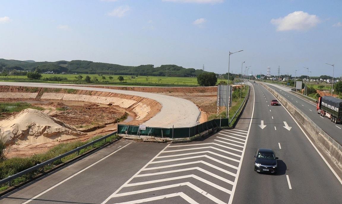El cruce de Tri Binh - Dung Quat perteneciente a la autopista Da Nang - Quang Ngai está previsto que se complete en diciembre de 2025. Foto: Vien Nguyen