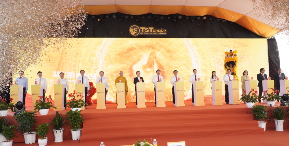 Delegates perform the groundbreaking ceremony of the Vam Cong Industrial Park infrastructure development investment project. Photo: Nguyen Anh