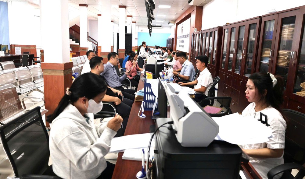 Gente acudiendo a realizar trámites administrativos en el Centro de Servicio Administrativo Público de la provincia de An Giang. Foto: VGP/Thanh Binh