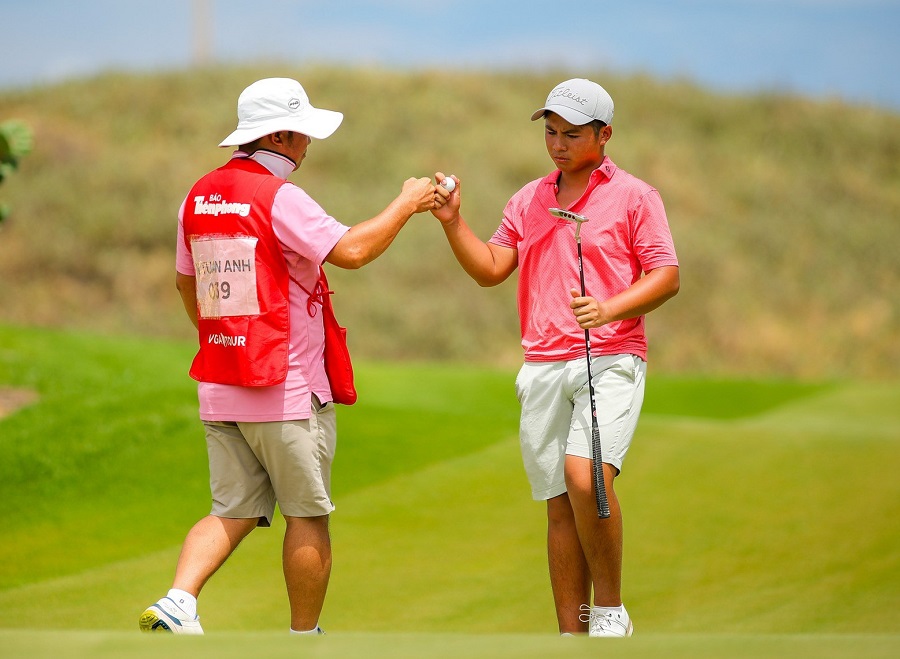 Golfer Nguyen Tuan Anh has just been awarded the Third-class Labor Medal. Photo: VGA
