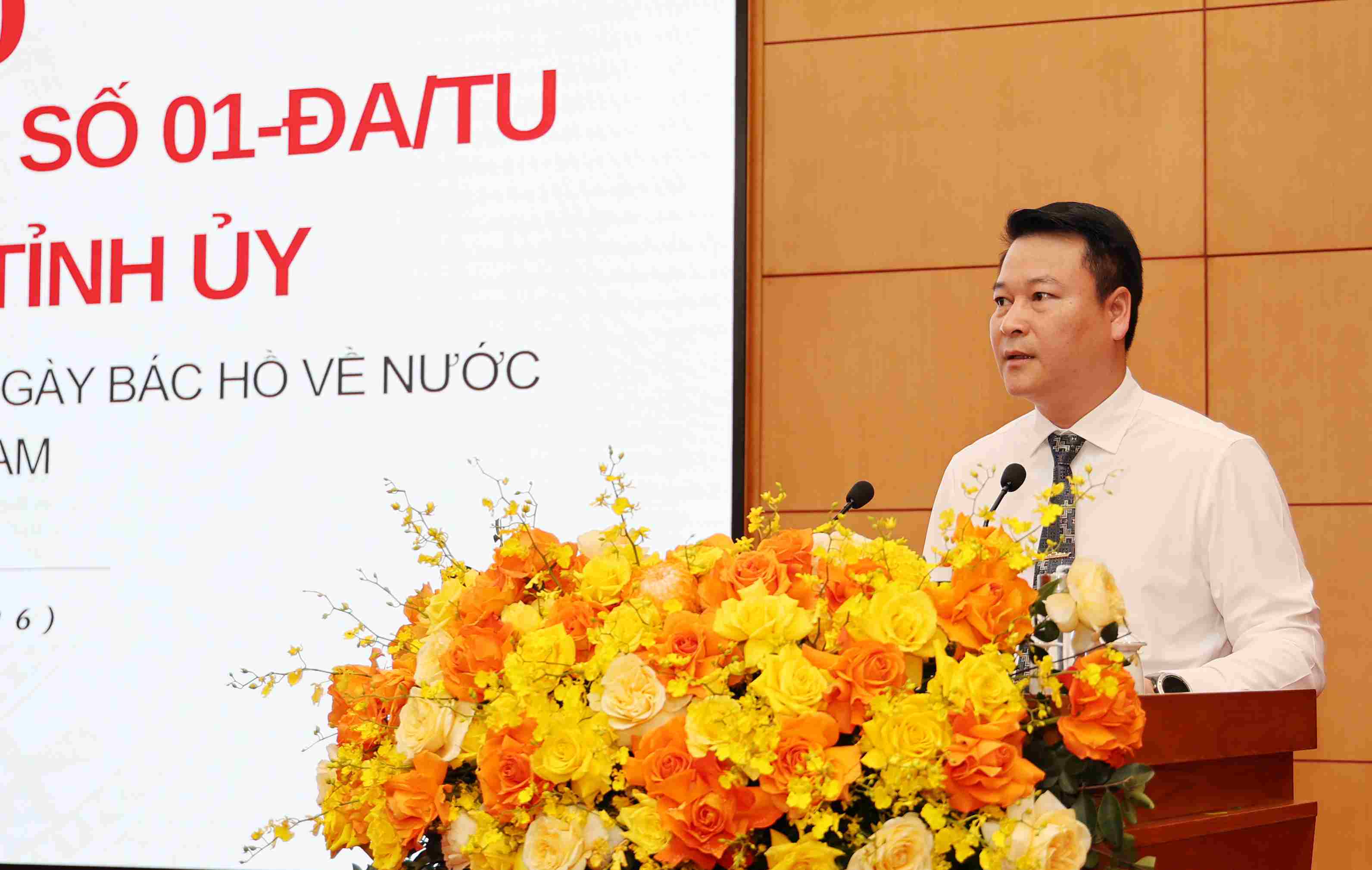 Director of the Department of Culture, Sports and Tourism Nguyen Quoc Trung reports on the results of the event. Photo: Nguyet Ha