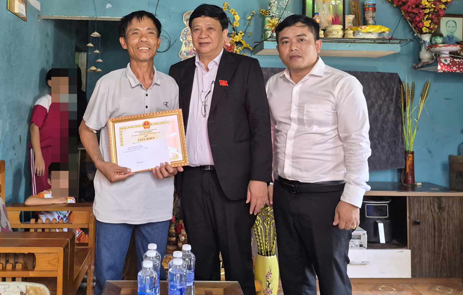 Leaders of Hai Van Ward People's Committee, Da Nang came to the house to present certificates of merit and commend Mr. Le Cong Quang. Photo: Nguyen Thanh