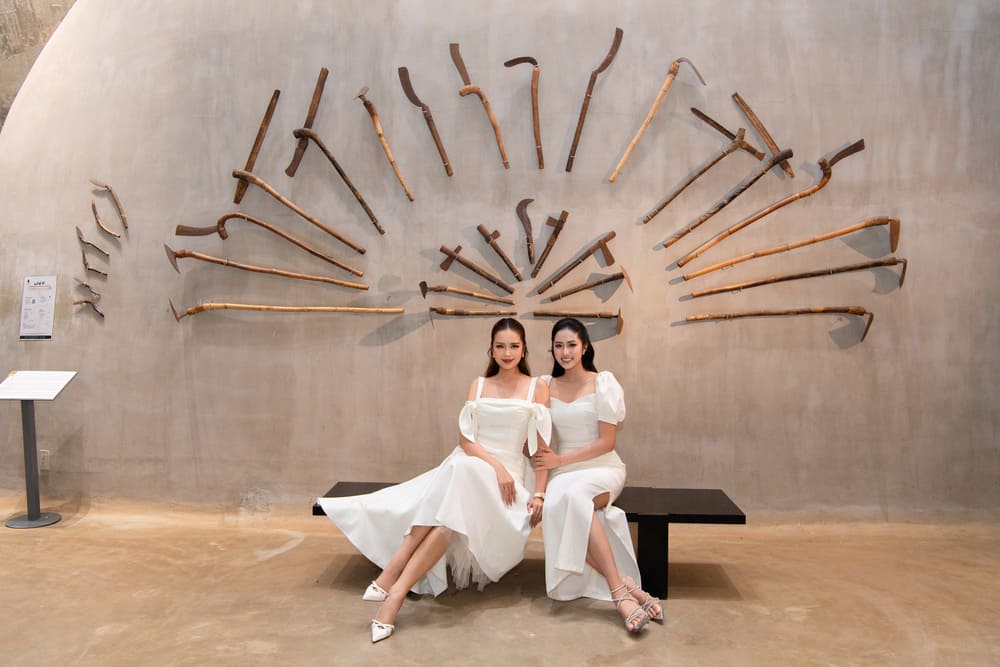 하쭉린과 응옥쩌우 두 미스 베트남이 부드럽고 젊은 흰색 의상을 입고 미모를 겨룹니다. 사진: 캐릭터 제공