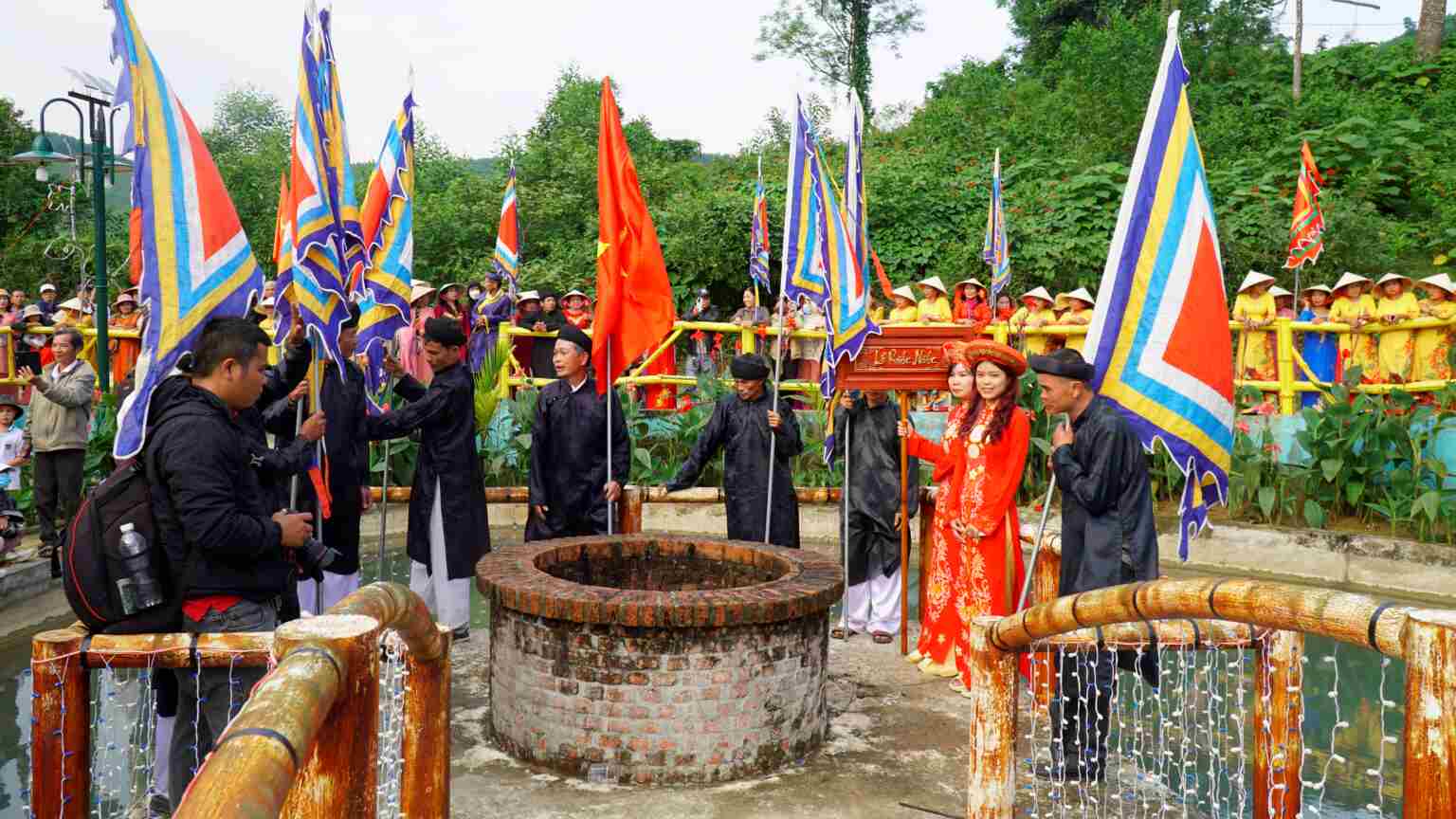 Water serving the grand ceremony at Ba Thu Bon Festival, Da Nang - carried from upstream. Photo: Van Quy