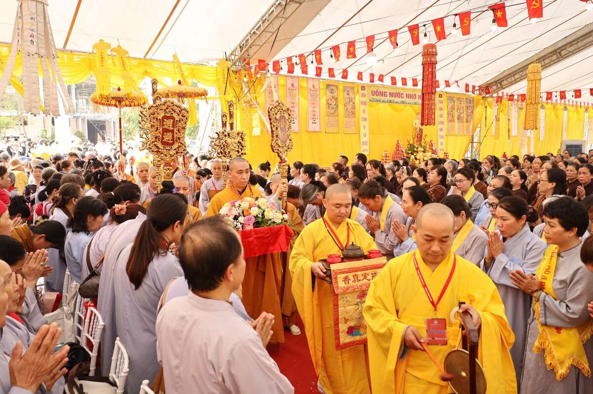 The Great Requiem at Ben K15 attracts a large number of monks and Buddhists nationwide. Photo: Duy Tu