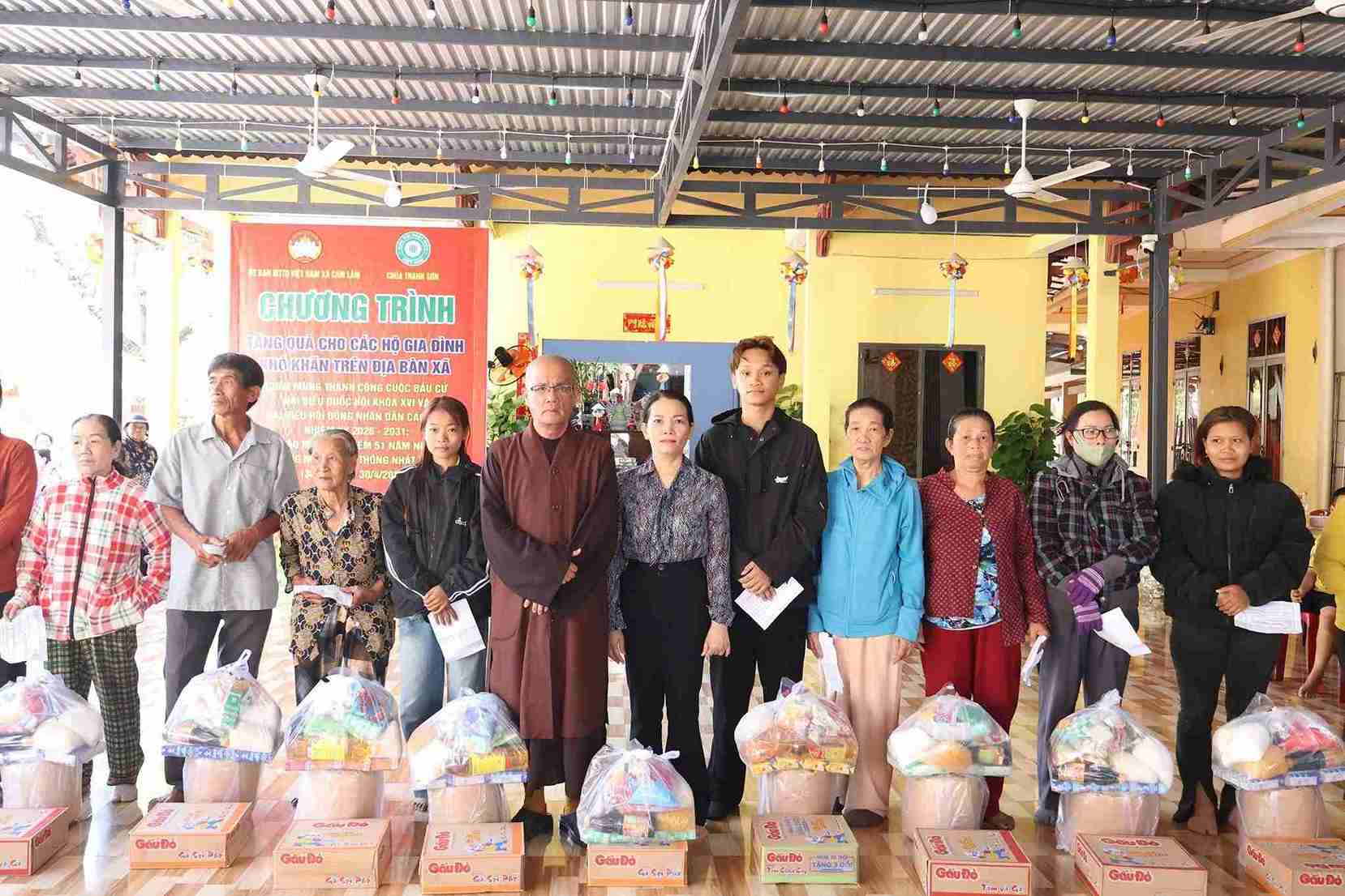 Ủy ban Mặt trận Tổ quốc Việt Nam xã Cam Lâm phối hợp với Chùa Thanh Sơn tổ chức chương trình tặng quà cho người dân có hoàn cảnh khó khăn. Ảnh: Thanh Nội